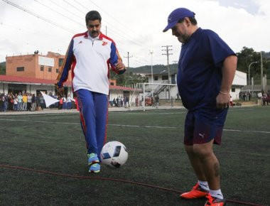 Ντ. Μαραντόνα και Ν. Μαδούρο παίζουν «μπαλίτσα» στην Βενεζουέλα (φωτό, βίντεο)